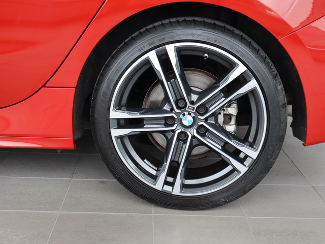 BMW Serie 1 118i color Rojo. Año 2024. 103KW(140CV). Gasolina. En concesionario Pruna Motor de Barcelona