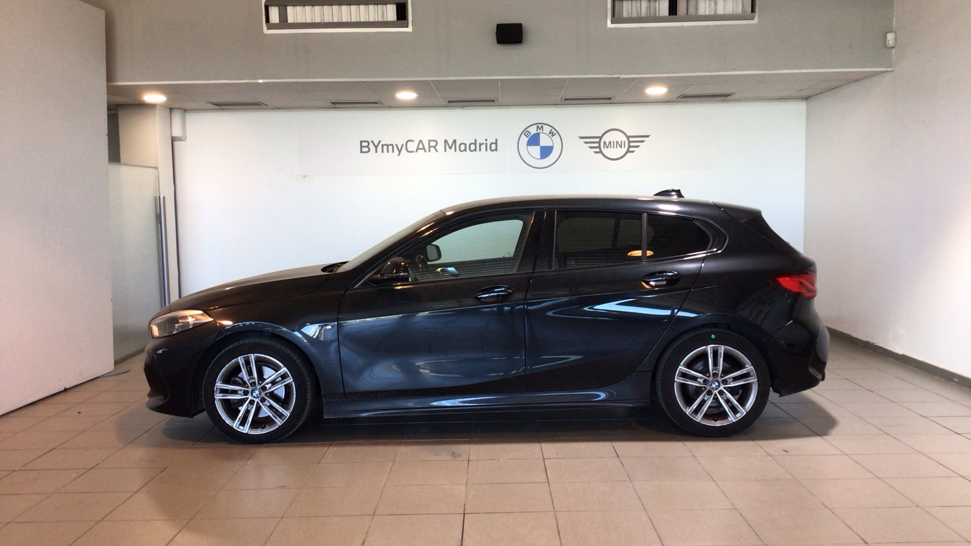 BMW Serie 1 116d color Negro. Año 2020. 85KW(116CV). Diésel. En concesionario BYmyCAR Madrid - Alcalá de Madrid