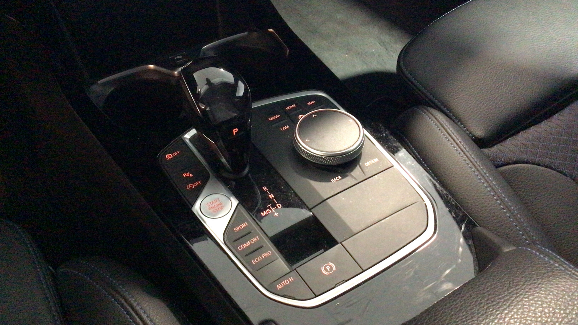 BMW Serie 1 116d color Negro. Año 2020. 85KW(116CV). Diésel. En concesionario BYmyCAR Madrid - Alcalá de Madrid