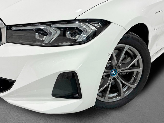 BMW Serie 3 320e color Blanco. Año 2024. 150KW(204CV). Híbrido Electro/Gasolina. En concesionario BMW Marcos Automoción de Valencia