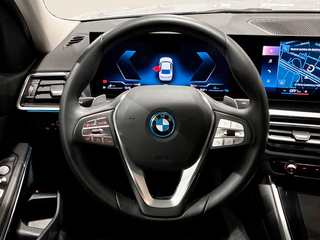 BMW Serie 3 320e color Blanco. Año 2024. 150KW(204CV). Híbrido Electro/Gasolina. En concesionario BMW Marcos Automoción de Valencia