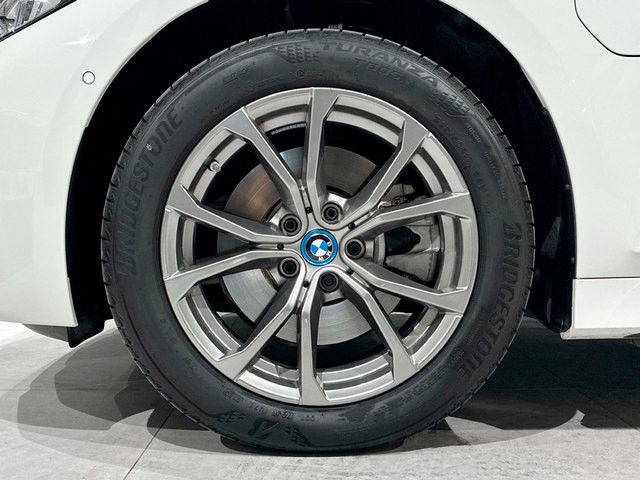 BMW Serie 3 320e color Blanco. Año 2024. 150KW(204CV). Híbrido Electro/Gasolina. En concesionario BMW Marcos Automoción de Valencia