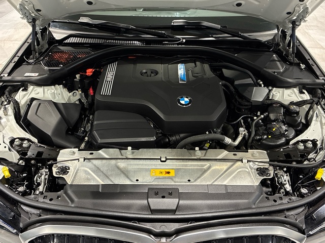 BMW Serie 3 320e color Blanco. Año 2024. 150KW(204CV). Híbrido Electro/Gasolina. En concesionario BMW Marcos Automoción de Valencia