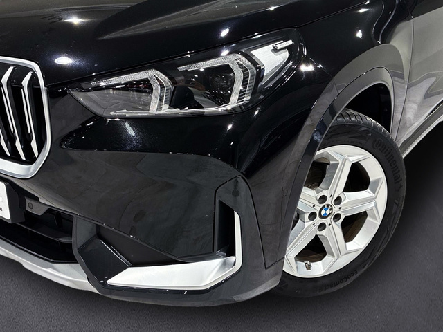 BMW X1 sDrive18i color Negro. Año 2024. 100KW(136CV). Gasolina. En concesionario BMW Marcos Automoción de Valencia