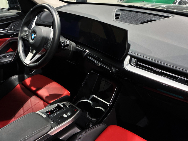 BMW X1 sDrive18i color Negro. Año 2024. 100KW(136CV). Gasolina. En concesionario BMW Marcos Automoción de Valencia