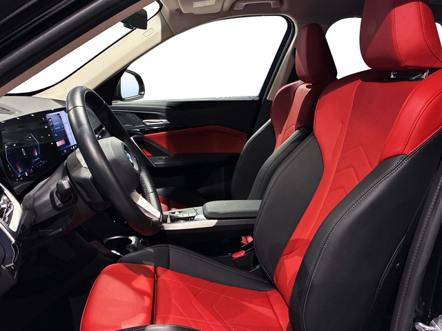 BMW X1 sDrive18i color Negro. Año 2024. 100KW(136CV). Gasolina. En concesionario BMW Marcos Automoción de Valencia