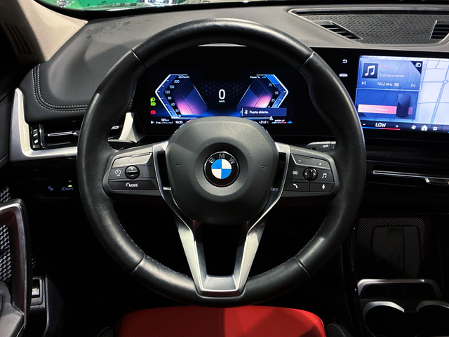 BMW X1 sDrive18i color Negro. Año 2024. 100KW(136CV). Gasolina. En concesionario BMW Marcos Automoción de Valencia