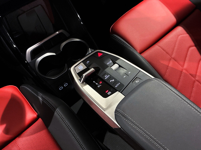 BMW X1 sDrive18i color Negro. Año 2024. 100KW(136CV). Gasolina. En concesionario BMW Marcos Automoción de Valencia