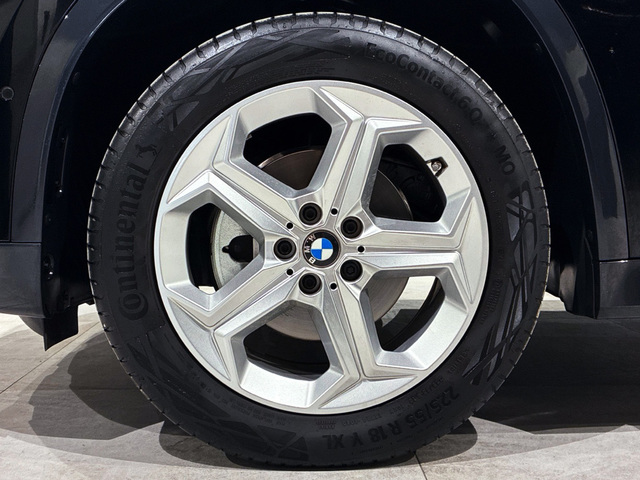 BMW X1 sDrive18i color Negro. Año 2024. 100KW(136CV). Gasolina. En concesionario BMW Marcos Automoción de Valencia