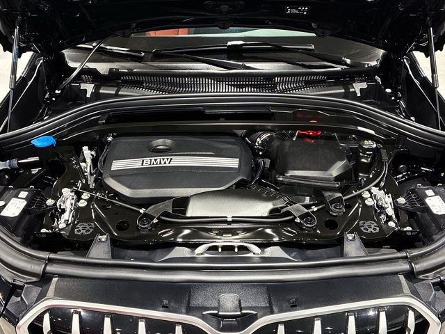 BMW X1 sDrive18i color Negro. Año 2024. 100KW(136CV). Gasolina. En concesionario BMW Marcos Automoción de Valencia