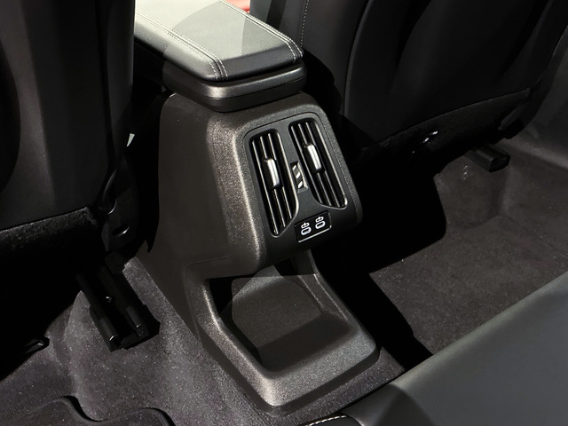 BMW X1 sDrive18i color Negro. Año 2024. 100KW(136CV). Gasolina. En concesionario BMW Marcos Automoción de Valencia