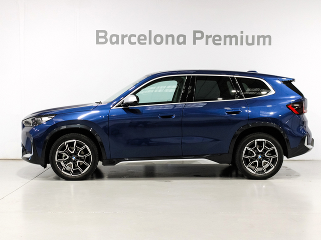 BMW X1 sDrive18i color Azul. Año 2022. 100KW(136CV). Gasolina. En concesionario Barcelona Premium -- GRAN VIA de Barcelona