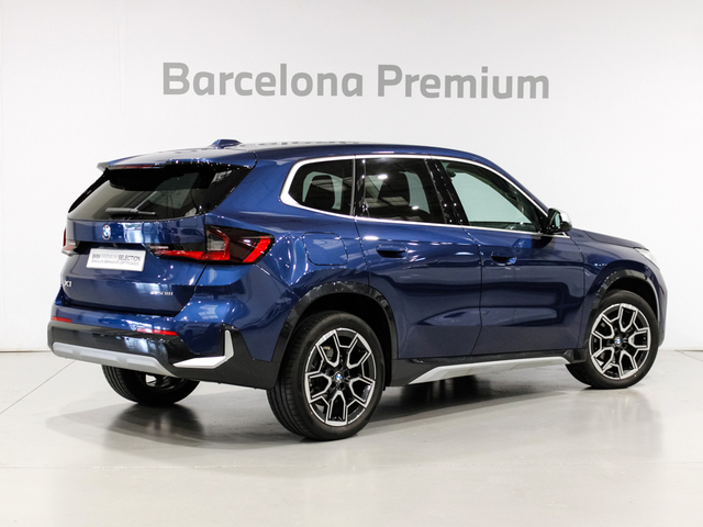 BMW X1 sDrive18i color Azul. Año 2022. 100KW(136CV). Gasolina. En concesionario Barcelona Premium -- GRAN VIA de Barcelona