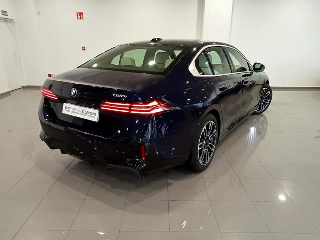 BMW Serie 5 520i color Azul. Año 2024. 153KW(208CV). Gasolina. En concesionario Mandel Motor Badajoz de Badajoz