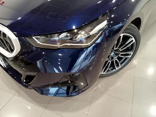 BMW Serie 5 520i color Azul. Año 2024. 153KW(208CV). Gasolina. En concesionario Mandel Motor Badajoz de Badajoz