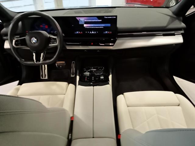 BMW Serie 5 520i color Azul. Año 2024. 153KW(208CV). Gasolina. En concesionario Mandel Motor Badajoz de Badajoz