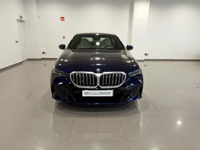 BMW Serie 5 520i color Azul. Año 2024. 153KW(208CV). Gasolina. En concesionario Mandel Motor Badajoz de Badajoz