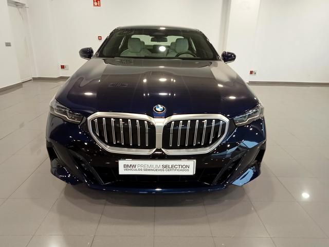 BMW Serie 5 520i color Azul. Año 2024. 153KW(208CV). Gasolina. En concesionario Mandel Motor Badajoz de Badajoz