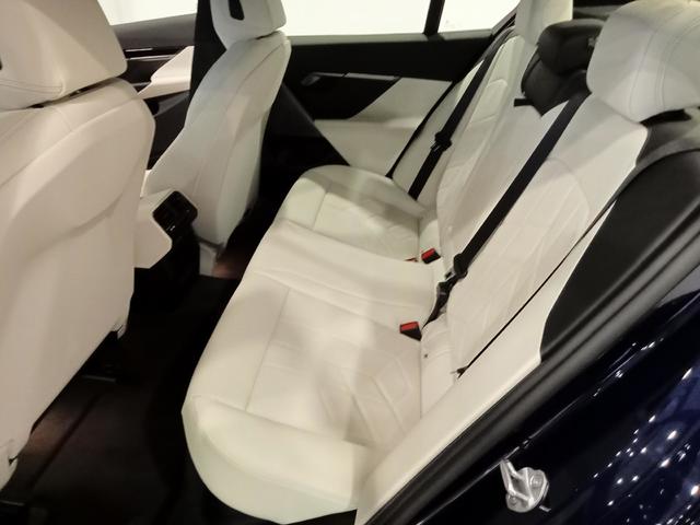 BMW Serie 5 520i color Azul. Año 2024. 153KW(208CV). Gasolina. En concesionario Mandel Motor Badajoz de Badajoz