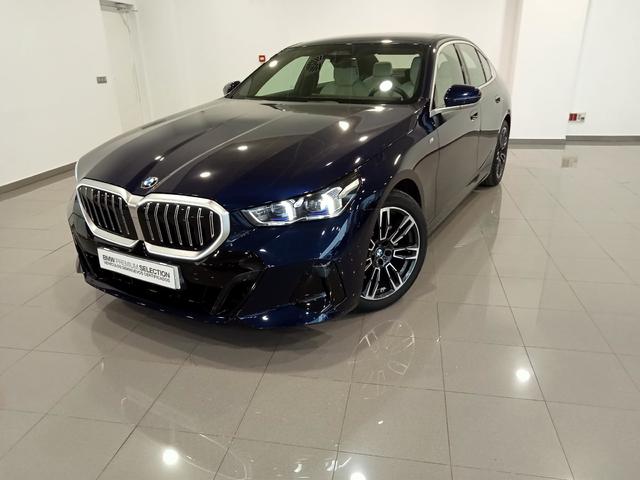 BMW Serie 5 520i color Azul. Año 2024. 153KW(208CV). Gasolina. En concesionario Mandel Motor Badajoz de Badajoz