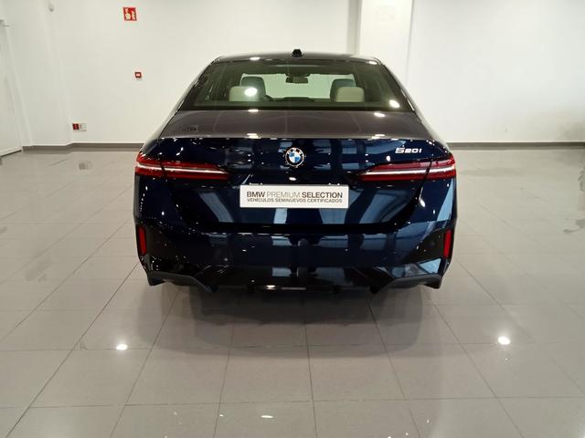 BMW Serie 5 520i color Azul. Año 2024. 153KW(208CV). Gasolina. En concesionario Mandel Motor Badajoz de Badajoz