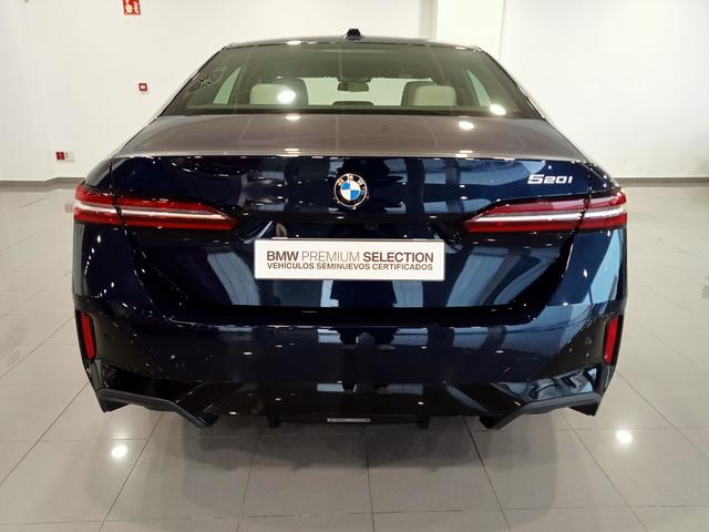 BMW Serie 5 520i color Azul. Año 2024. 153KW(208CV). Gasolina. En concesionario Mandel Motor Badajoz de Badajoz