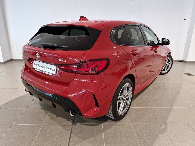 BMW Serie 1 118d color Rojo. Año 2024. 110KW(150CV). Diésel. En concesionario Movitransa Cars Huelva de Huelva