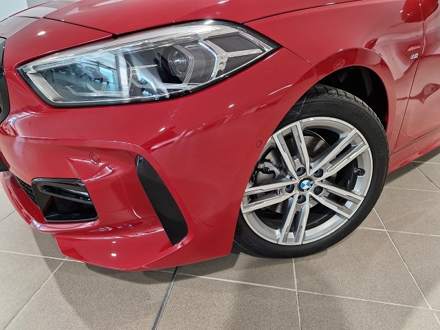 BMW Serie 1 118d color Rojo. Año 2024. 110KW(150CV). Diésel. En concesionario Movitransa Cars Huelva de Huelva