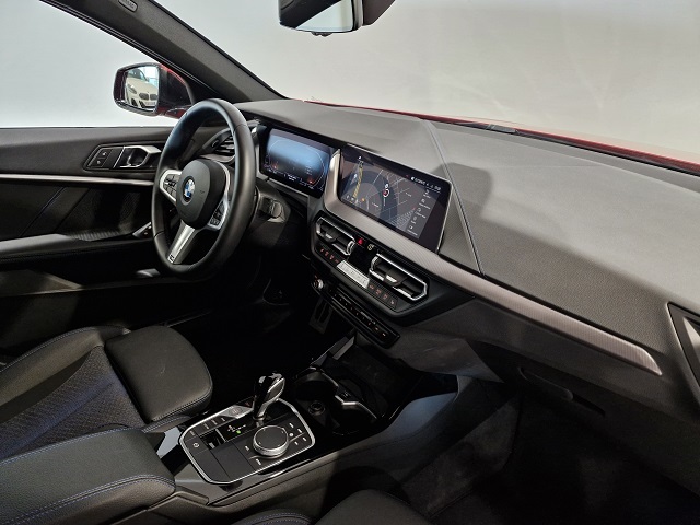 BMW Serie 1 118d color Rojo. Año 2024. 110KW(150CV). Diésel. En concesionario Movitransa Cars Huelva de Huelva