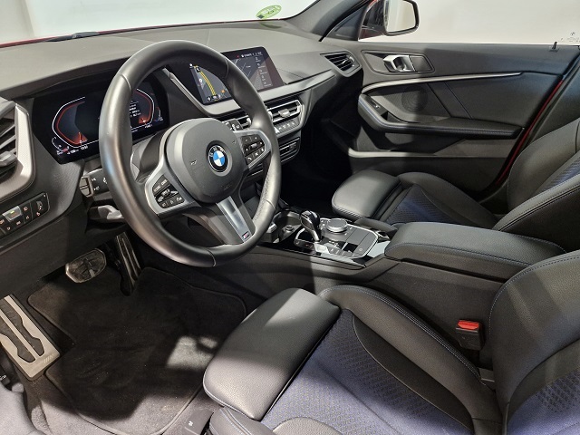BMW Serie 1 118d color Rojo. Año 2024. 110KW(150CV). Diésel. En concesionario Movitransa Cars Huelva de Huelva