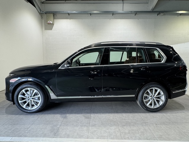 BMW X7 xDrive40i color Negro. Año 2024. 280KW(381CV). Gasolina. En concesionario Motor Munich - Terrassa - VO de Barcelona