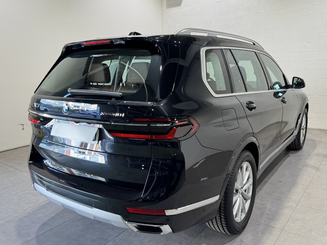 BMW X7 xDrive40i color Negro. Año 2024. 280KW(381CV). Gasolina. En concesionario Motor Munich - Terrassa - VO de Barcelona