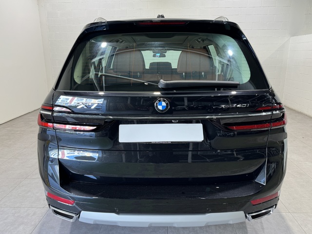 BMW X7 xDrive40i color Negro. Año 2024. 280KW(381CV). Gasolina. En concesionario Motor Munich - Terrassa - VO de Barcelona