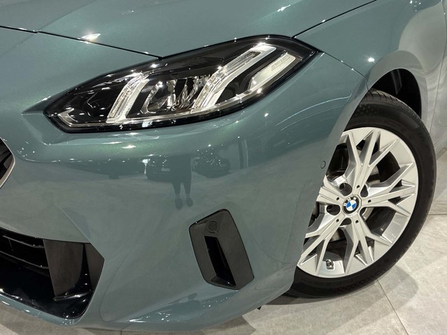 BMW Serie 1 120i color Verde. Año 2024. 125KW(170CV). Gasolina. En concesionario BMW Marcos Automoción de Valencia