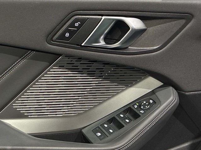 BMW Serie 1 120i color Verde. Año 2024. 125KW(170CV). Gasolina. En concesionario BMW Marcos Automoción de Valencia