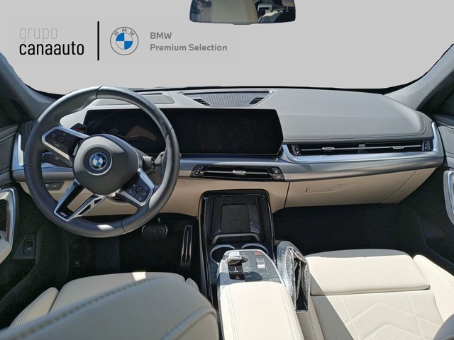 BMW iX1 eDrive20 color Azul. Año 2024. 150KW(204CV). Eléctrico. En concesionario DEMO de Sta. C. Tenerife