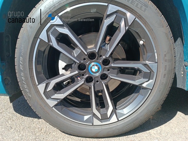 BMW iX1 eDrive20 color Azul. Año 2024. 150KW(204CV). Eléctrico. En concesionario DEMO de Sta. C. Tenerife