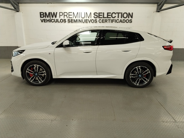 BMW iX2 xDrive30 color Blanco. Año 2024. 230KW(313CV). Eléctrico. En concesionario Autoberón de La Rioja