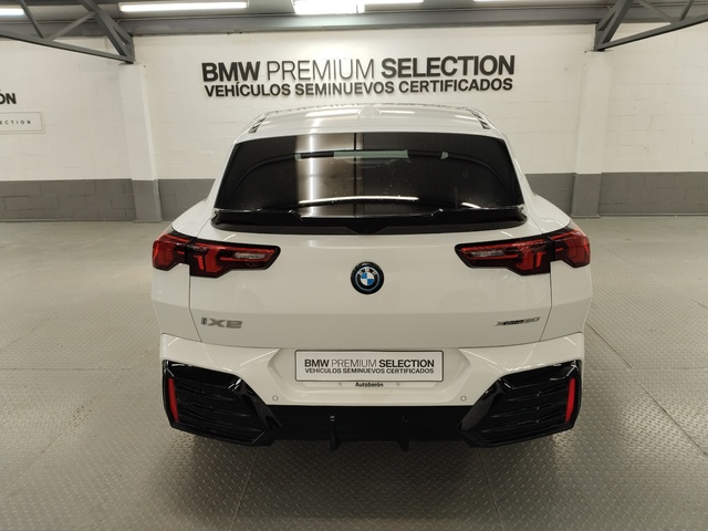 BMW iX2 xDrive30 color Blanco. Año 2024. 230KW(313CV). Eléctrico. En concesionario Autoberón de La Rioja
