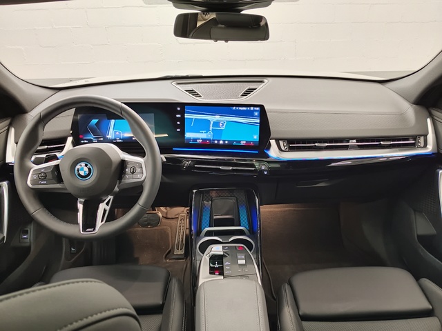 BMW iX2 xDrive30 color Blanco. Año 2024. 230KW(313CV). Eléctrico. En concesionario Autoberón de La Rioja