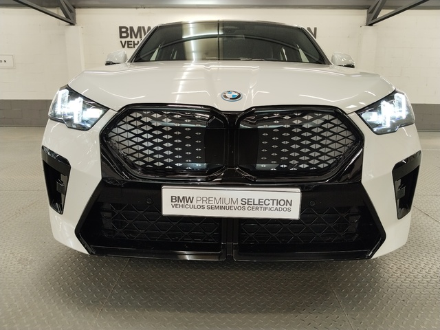 BMW iX2 xDrive30 color Blanco. Año 2024. 230KW(313CV). Eléctrico. En concesionario Autoberón de La Rioja