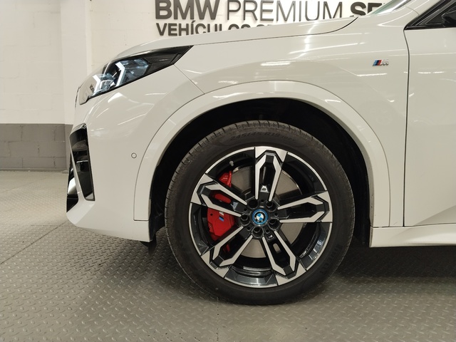 BMW iX2 xDrive30 color Blanco. Año 2024. 230KW(313CV). Eléctrico. En concesionario Autoberón de La Rioja
