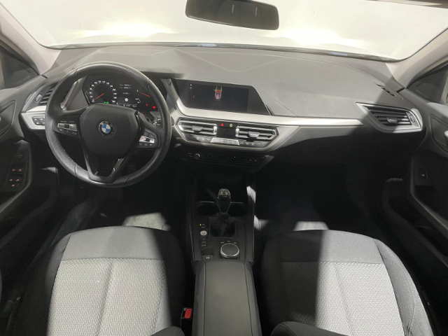 BMW Serie 1 116d color Blanco. Año 2021. 85KW(116CV). Diésel. En concesionario Hispamovil, Orihuela de Alicante