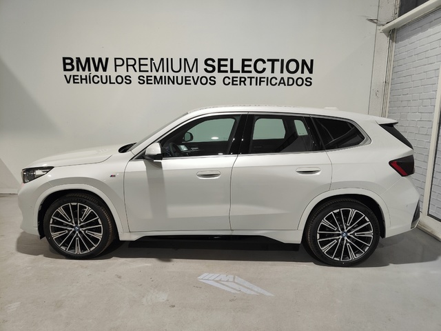 BMW iX1 eDrive20 color Blanco. Año 2024. 150KW(204CV). Eléctrico. En concesionario Lurauto Gipuzkoa de Guipuzcoa