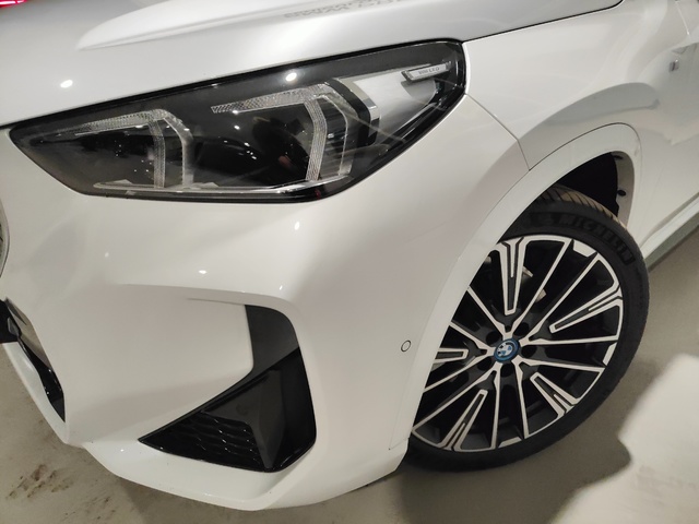 BMW iX1 eDrive20 color Blanco. Año 2024. 150KW(204CV). Eléctrico. En concesionario Lurauto Gipuzkoa de Guipuzcoa