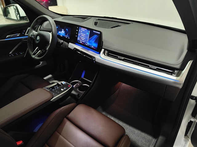 BMW iX1 eDrive20 color Blanco. Año 2024. 150KW(204CV). Eléctrico. En concesionario Lurauto Gipuzkoa de Guipuzcoa
