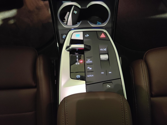 BMW iX1 eDrive20 color Blanco. Año 2024. 150KW(204CV). Eléctrico. En concesionario Lurauto Gipuzkoa de Guipuzcoa