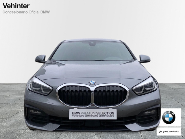 BMW Serie 1 118d color Gris. Año 2022. 110KW(150CV). Diésel. En concesionario Momentum S.A. de Madrid