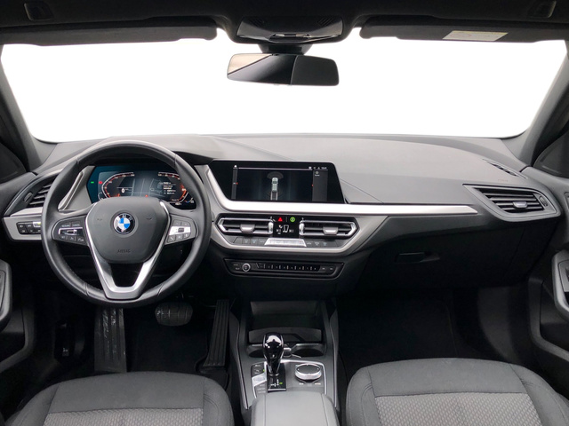 BMW Serie 1 118d color Gris. Año 2022. 110KW(150CV). Diésel. En concesionario Momentum S.A. de Madrid