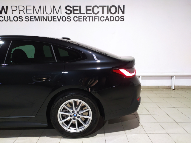 BMW i4 eDrive40 color Negro. Año 2024. 250KW(340CV). Eléctrico. En concesionario Hispamovil Elche de Alicante